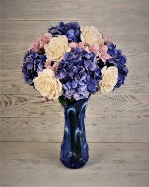 Букет с гортензией и розами в вазе для интерьерного декора