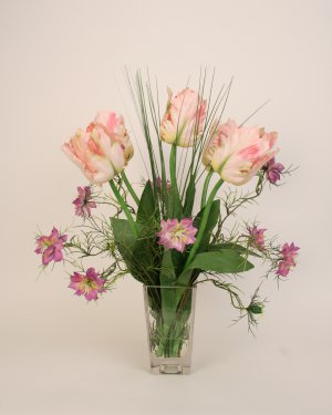Тюльпаны с нигеллой в вазе с имитацией воды