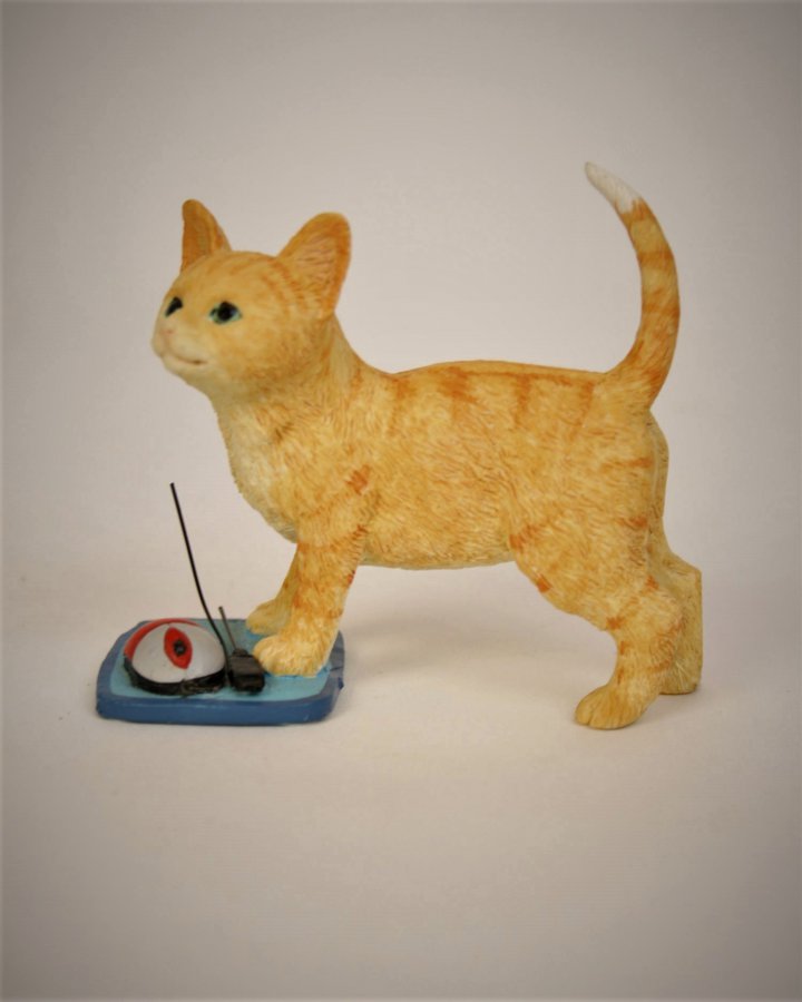 Коллекционная статуэтка "Котенок с "мышкой"" из полистоуна