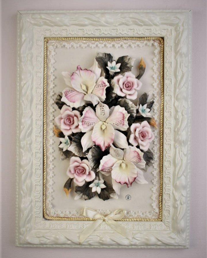 Картина из фарфоровых цветов в раме "Белая классика" для декора интерьера