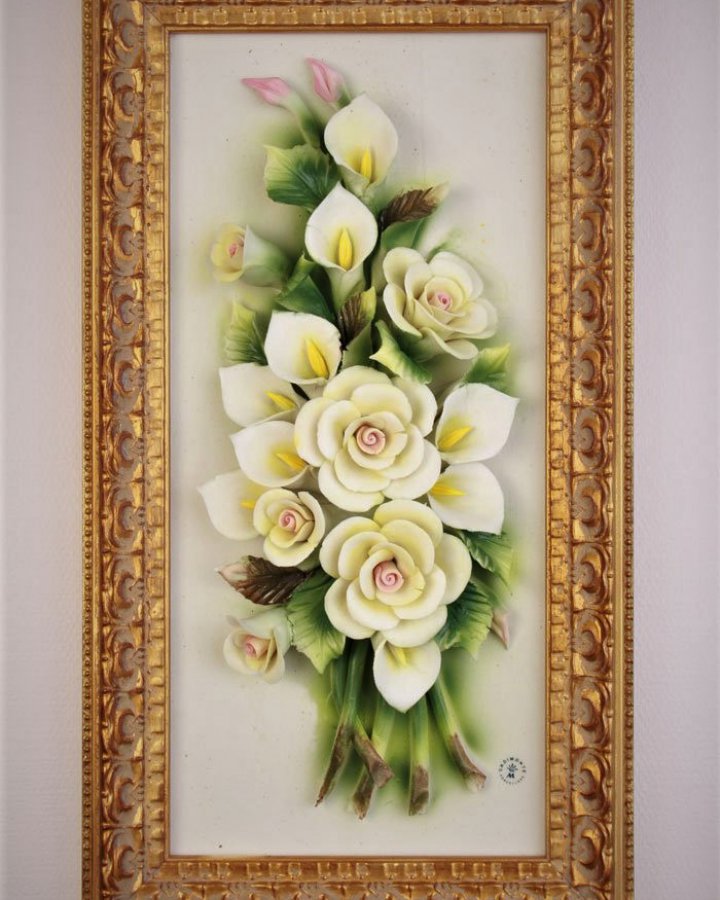 Картина из фарфоровых цветов в рамке "Золотой орнамент" для декора интерьера